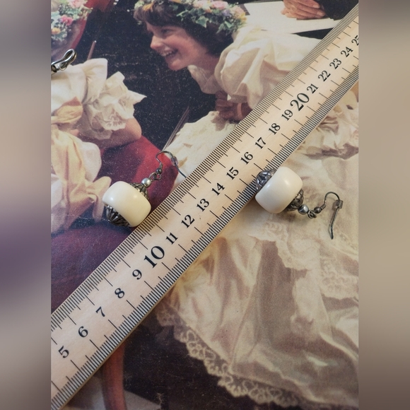 Cream and Silver Pendant Necklace - Picture 4 of 9